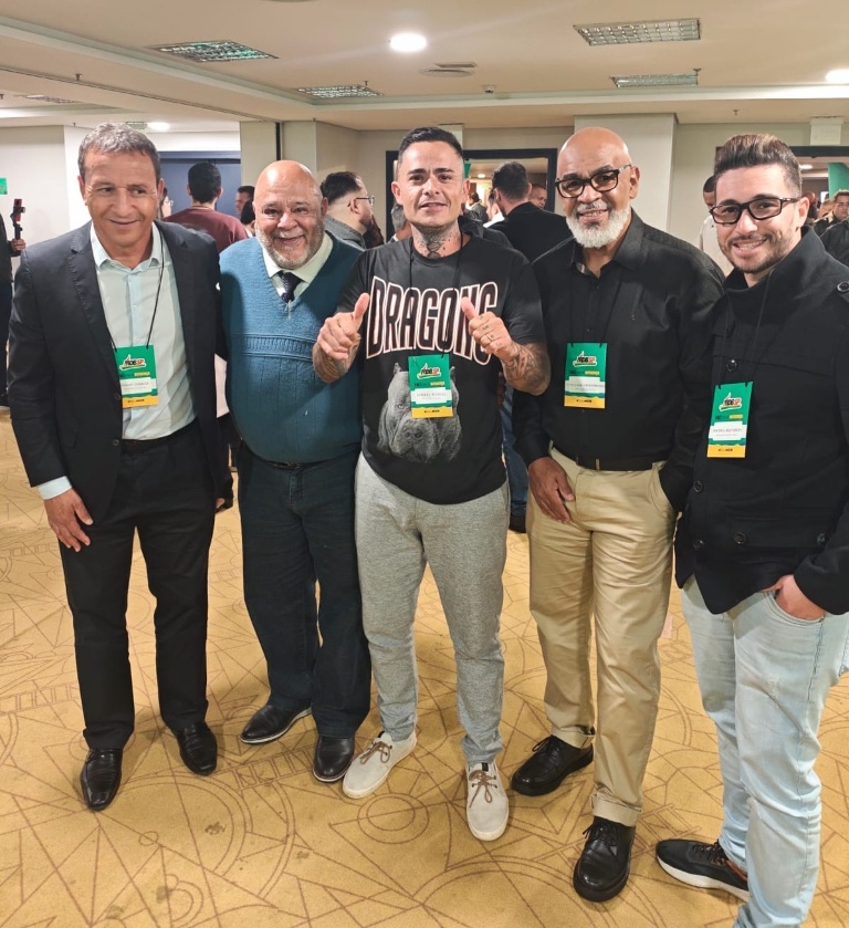 Fernando Monstrinho com lideranças partidárias e comunitárias na convenção do MDB-SP