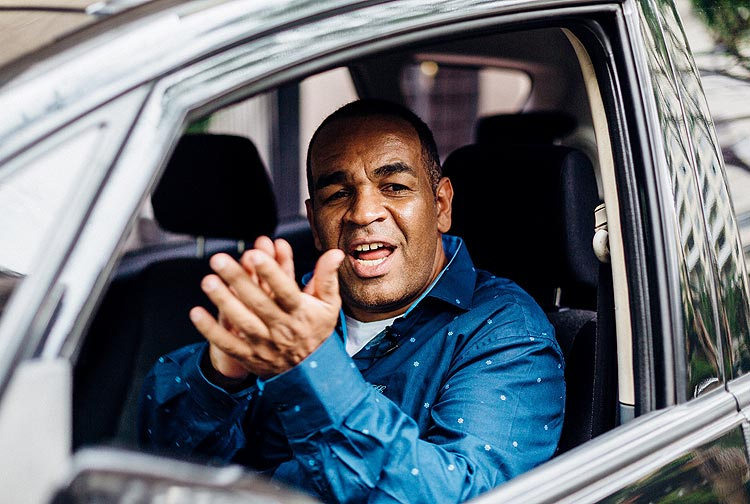 Fernando Monstrinho conversando na janela do carro